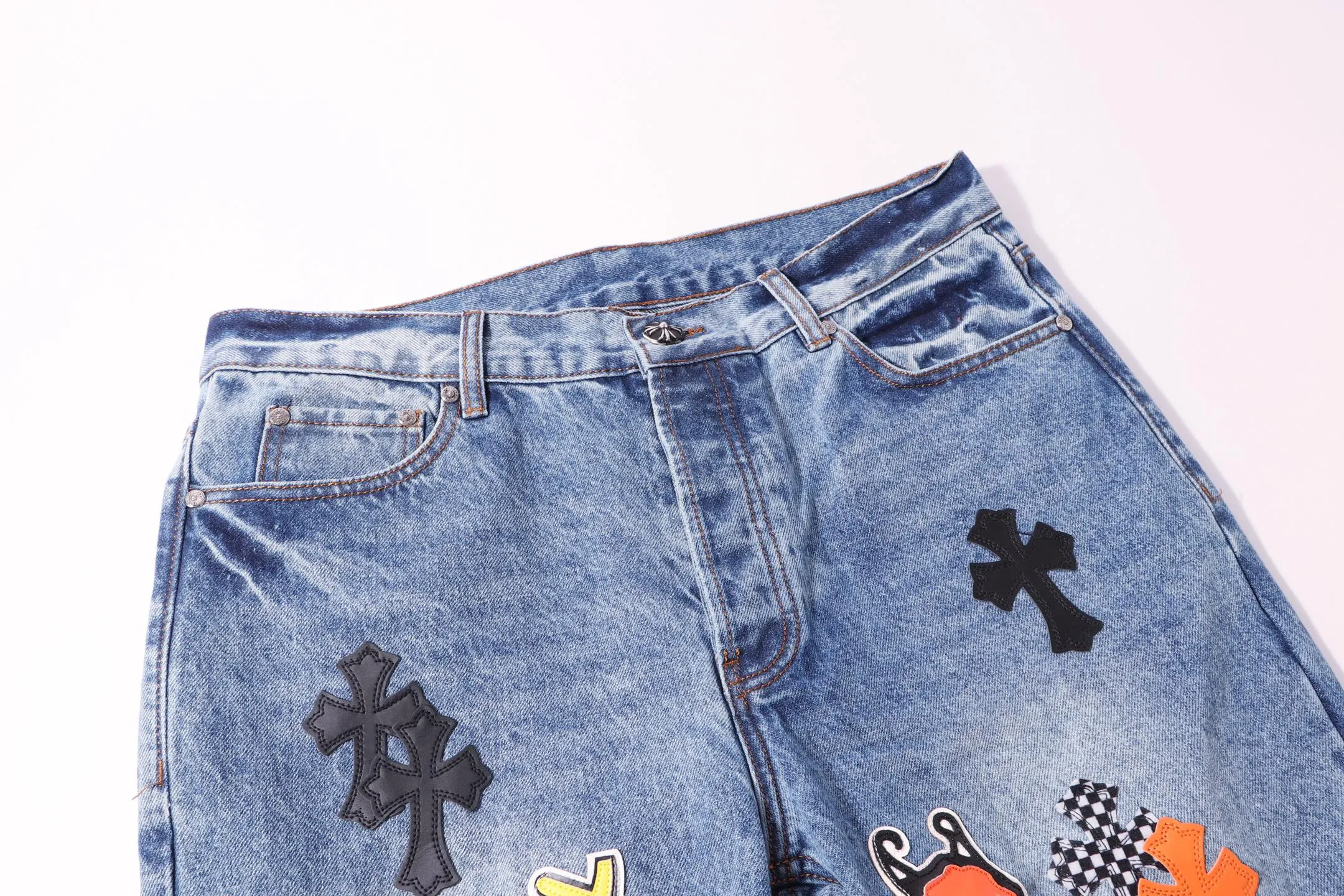 P300 Style number: H67 Croxin & 𝐂𝐡𝐫𝐨𝐦𝐞 𝐇𝐞𝐚𝐫𝐭 ss25 blue SEX mosaic leather jeans. Styles with different washed textures are very friendly to people with thin legs and thick legs. The slightly flared version perfectly modifies the leg shape. The timeless and moderate length makes it easy to match and match. It is the basis for various styles and is a must-have in your wardrobe! The fabric is stiff but also makes the upper body soft without losing texture. The washing process is even more perfect. It is a must-have item for everyone! ! ! Washed wheat, hang tag, pants label, three labels complete Color: blue Size: 28-30-32-34-36